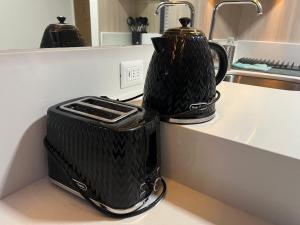 a black appliance sitting on top of a kitchen counter at Lagos centro Temuco in Temuco