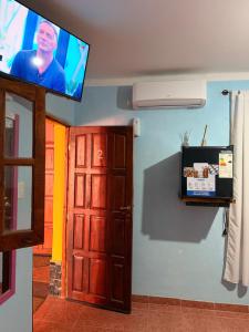 a room with a flat screen tv and a door at Duna Blanca II in Fiambalá