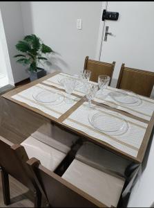 a dining table with glasses on top of it at Apto Térreo Próximo HU e Aeroporto Vaga e Ar in Londrina