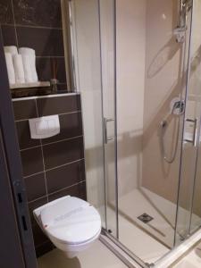 e bagno con servizi igienici e doccia in vetro. di Hotel Palazzo a Gornji Vakuf