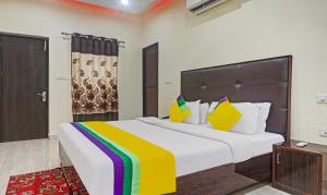 a bedroom with a large bed in a room at Hotel Albie Stay,Near Railway Station Chandigarh in Chandīgarh +22 photos