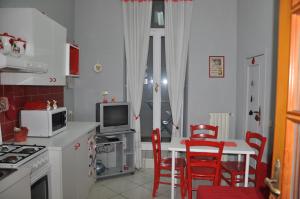 ナポリにあるCasa Cirilloのキッチン(テーブル、椅子、テレビ付)