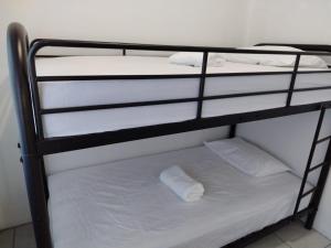 a black bunk bed with two white pillows on it at El Gato de la Jungla in Lagunillas