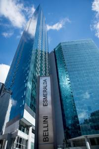 Un edificio alto con un cartel delante. en Top Rentals Downtown, en Buenos Aires 66 fotos más