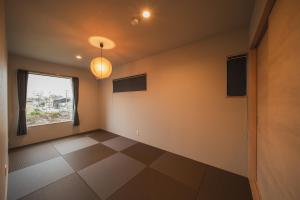 a room with a window and a tiled floor at 湯宿 蒼の月 in Oita
