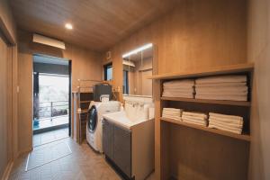 a bathroom with a washer and dryer at 湯宿 蒼の月 in Oita