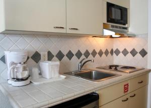 Crusader Oceanfront Resort tesisinde mutfak veya mini mutfak