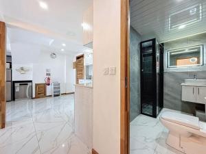 a bathroom with a toilet and a sink at Les Sables Roses Appartement in Flic-en-Flac