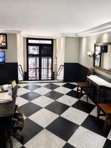 a room with a black and white checkered floor at Emerald Oceano Mar in Copacabana