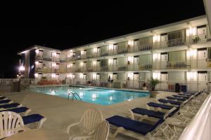 Crusader Oceanfront Resort tesisinde veya buraya yakın yüzme havuzu