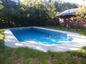 A piscina localizada em Cabañas vacacionales Lefincul ou nos arredores