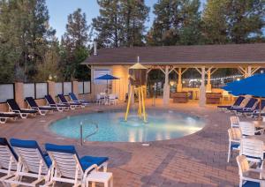 a pool with chairs and a statue in the middle at Flagstaff Resort 2BR Apartment in Flagstaff
