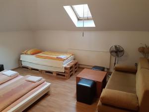 Un pat sau paturi într-o cameră la Hostel City Center Sarajevo