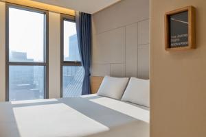ein Schlafzimmer mit einem Bett und einem großen Fenster in der Unterkunft Hotel POCO Seongsu in Seoul