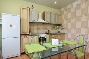 Virtuvė arba virtuvėlė apgyvendinimo įstaigoje Apartment Domashny Uyut on Moskovskaya 77 Deluxe