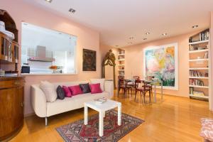 sala de estar con sofá blanco y mesa en Apartment Arcadia, en Rijeka