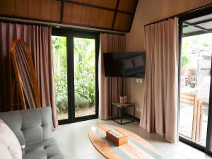 a living room with a couch and a table at Twinseas Villa in Uluwatu