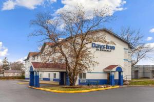 a building with a sign that reads days inn aberdeen at Days Inn by Wyndham Waukegan Great Lakes-Free Breakfast and Naval Base Shuttle in Waukegan
