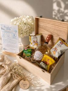 a wooden box filled with food and a bottle of wine at ClaMar Apart Hotel in Porto Ercole