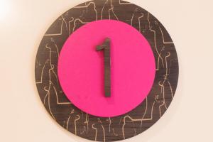 a pink number one on a wooden coaster at Las Tulmas Apartamentos Salta in Salta