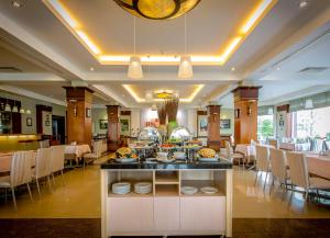 A restaurant or other place to eat at Sai Gon Quang Binh Hotel