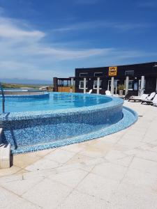 una gran piscina frente a un edificio en Linda Bay Resort Apt 302, en Mar de las Pampas
