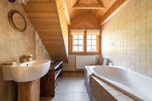 a bathroom with a sink and a bath tub at Dom dla 16 osób z bilardem - Ino Zajrzyj in Ustroń +19 photos