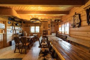 a dining room with wooden tables and chairs in a cabin at Dom dla 16 osób z bilardem - Ino Zajrzyj in Ustroń