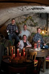 eine Gruppe von Menschen, die mit Kerzen am Tisch sitzen in der Unterkunft Weingut Klein-Götz in Bruttig-Fankel