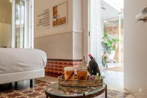 ein Tisch mit zwei Biergläsern und einem Vogel darauf in der Unterkunft Hotel Madinat in Córdoba