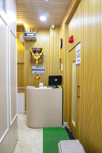 an office with a desk and a yellow wall at Mithila Dormitory in Navi Mumbai