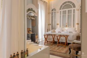 ein Wohnzimmer mit einem Bett und einem Tisch in der Unterkunft Hotel Madinat in Córdoba + 102 Fotos