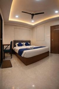a bedroom with a large bed with a ceiling at Accuotel Inn RG Grand in Kanāria