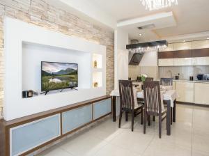 a kitchen and dining room with a table and chairs at Urban Chic - One Bedroom Apartment -Luxury Warsaw Stays - Grzybowska 5 in Warsaw