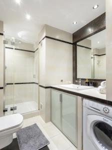 a bathroom with a washer and dryer at Urban Chic - One Bedroom Apartment -Luxury Warsaw Stays - Grzybowska 5 in Warsaw