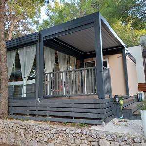 a screened in porch on a house at Maja Vita _ Maja in Drage