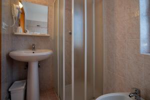 ein Badezimmer mit Waschbecken, Toilette und Dusche in der Unterkunft Hotel Eliani in Grado + 50 Fotos