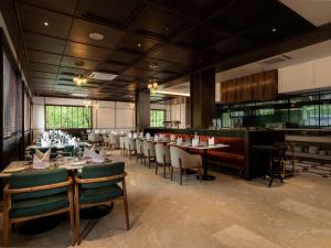 a restaurant with tables and chairs and a bar at Mountnoor Sarovar Premiere Pahalgam in Anantnāg