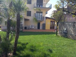 a palm tree in the yard of a house at villa marta in Formia