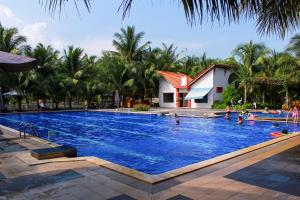a pool at a resort with people in it at Dat Lanh Beach Resort in Lagi