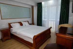 a bedroom with a bed and a large window at Hotel Senator in Slatina +39 photos