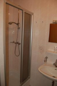 a bathroom with a shower and a sink at Weingut Klein-Götz in Bruttig-Fankel