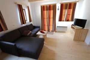 ein Wohnzimmer mit einem Sofa und einem TV in der Unterkunft Hüttentraum Flattnitz in Flattnitz