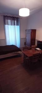 a room with a bed and a table and a window at Studio hyper centre Angers in Angers