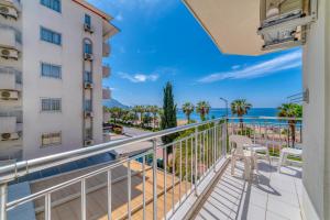 un balcone con vista sull'oceano di Kleopatra Melissa Hotel a Alanya