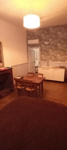 a dining room with a table and a kitchen at Studio hyper centre Angers in Angers