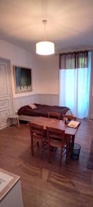 a living room with a table and a bed at Studio hyper centre Angers in Angers