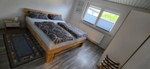 a bedroom with a bed and a window at Ferienwohnung Rettersheim Mainspessart in Rettersheim