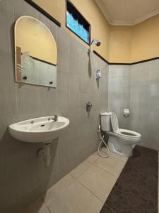 a bathroom with a sink and a toilet at Hotel Prima Asri 153 in Batu +33 photos