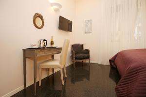 ローマにあるAmica Roma Guest Houseのベッドルーム1室(デスク、ベッド1台、デスク、椅子付)